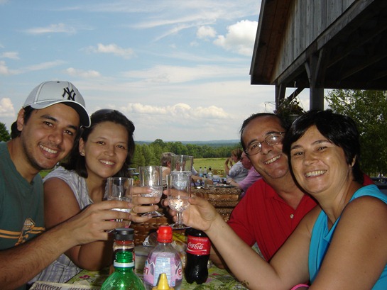 Nos, picnicando nos campos de lavanda quebecois