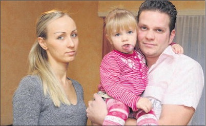 [Nicolas Jaunin, sa compagne Viktoriya Chalaya et leur petite Mélissa, atteinte d'une tumeur à la lèvre[2].jpg]