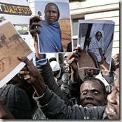 Une manifestation de réfugiés darfouris devant l'ambassade du Soudan à Londres (DR)