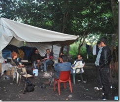 Le campement sommaire est composé d'une bâche tendue sur quelques tentes igloo. PHOTO « LA VOIX »