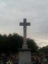 Pomnik z krzyżem na cmentarzu