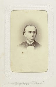 Studioportret van een man met een bril