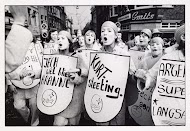 Philipsvrouwen en hun supporters verkleed als lampjes in een carnavalsoptocht