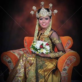 Traditional wedding dressby Rona Rias Pengantin by Gabriel Gigin Ginanjar - Instagram & Mobile Instagram