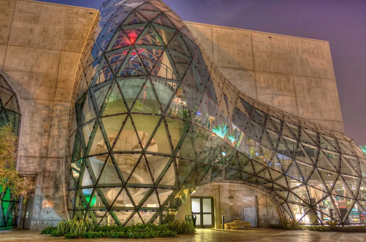 salvador-dali-museum-tampa-florida - The Salvador Dali Museum at night in Tampa, Florida.