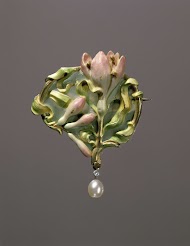 Broche in de vorm van fresiabloemen en bladeren