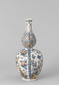 Fles van veelkleurig beschilderde faience