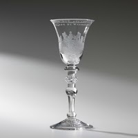 Wijnglas met een gezelschap aan een tafel