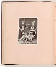 Groepsportret van vijf onbekende inwoners van Banda