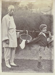 Portret van een Chinese man en een Europese jongen met een mand