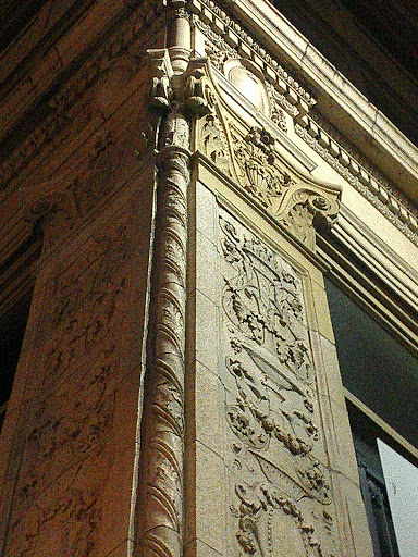 Historic Palace Clothing Urn Pillar