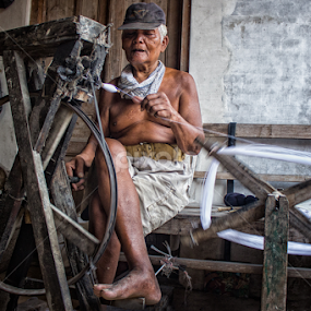 Yarn Spinners, does not know age by Franciscus Satriya Wicaksana - People Professional People