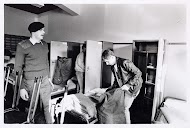 Een onderofficier wijst nieuwkomers de weg