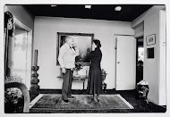 Alleenwonende kapucijner monnik met zijn hulp in de huishouding