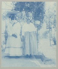 Sophie en Amalia brengen het maal in het huis Oranjestraat
