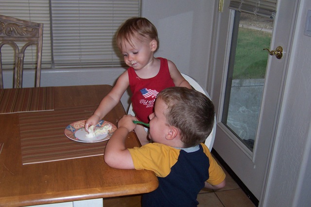 [Evan and Caitlin eating cheescake[6].jpg]