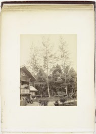 Gezicht op huis met tuin en hoge bomen,  Langkat Sumatra