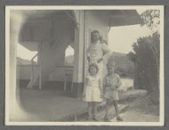 Klaas Kleiterp en zijn kinderen Tiny en Klaas bij een huis Monterado op Borneo