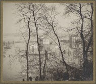 Huizen in ondergelopen buitenwijk van Parijs gezien door kale bomen