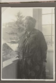 Portret van Grietje Vermeulen-Luitjes bij het raam