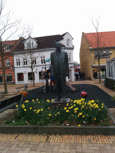 Erik Eriksen Statue