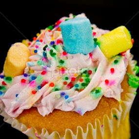 Cupcake close up by Andro Zeledón - Food & Drink Candy & Dessert