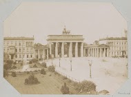Unter den Linden met de Brandenburger Tor te Berlijn