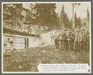 Links is een bouwsel zichtbaar waaruit rook ontsnapt. Deze is afkomstig van de verwarming door middel van een thermosifon. Enkele Alpenjagers dragen brillen ter voorkoming van sneeuwblindheid. Onderdeel van Topografisch album van Venetië 1881.