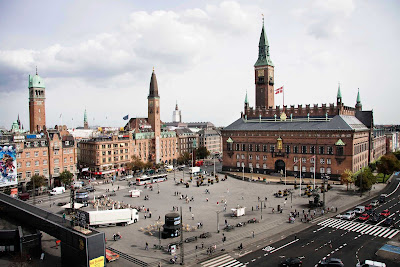 City Hall Square, part of the capital's city center, is one of the main squares in Copenhagen. Danes gather here for demonstrations, to pay tribute to sports heroes, for big concerts and for exhibitions. 