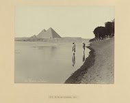 Gezicht op de piramides van Gizeh, gezien vanaf de oever van de Nijl