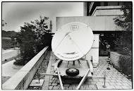 Schotel opgesteld vóór kantine van het NOS-complex