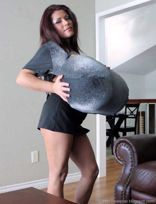 [hypernatural_breasts_vanessa2[2].jpg]