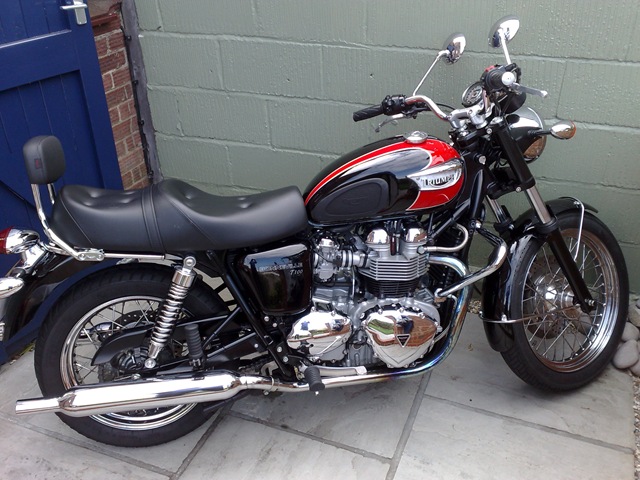[Triumph Bonneville T100 26072008901[2].jpg]