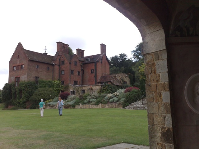 [Chartwell from pergola ladies walking across the lawn 01082008998[2].jpg]