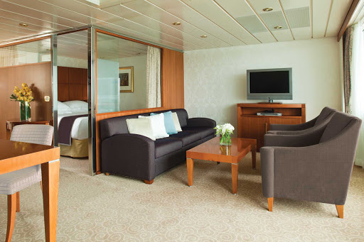 You'll appreciate the elegant design and restrained styling of Seven Seas Mariner's Seven Seas Forward Suites.