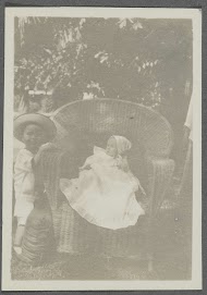 Klaas en Tiny Kleiterp in een tuin in Pangka op Java