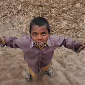 Play with me by Sheraz Mushtaq - Babies & Children Child Portraits