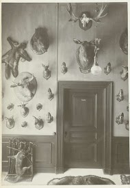 Interieur van landhuis De Wildbaan met jachttrofeeën aan de muur