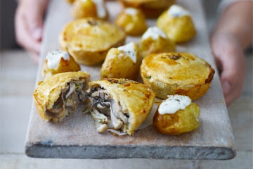 Mini creamy mushroom pies