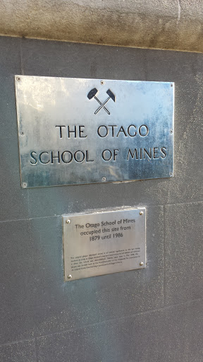 Monument to the Otago School of Mining