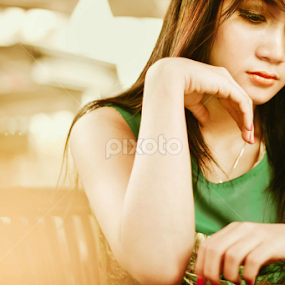 Sometime....Someone...hunting bareng shifu2 ternama jogja Ivan Chayadi II dan Koko d'Airwaves.....besok diajak lagi yaaa... :D by Ignas Pradipta Bayu - People Portraits of Women
