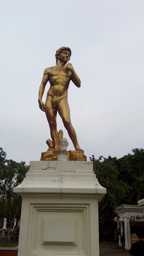 Bugil Statue Dufan