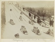 Sleeënde kinderen van de Tuque Blue op een heuvel in Montréal (Canada)