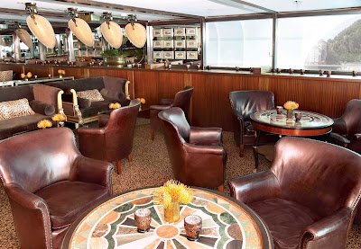 During your cruise along the Rhine River, enjoy the opulent atmosphere while relaxing in S.S. Antoinette's Bar du Leopard.
