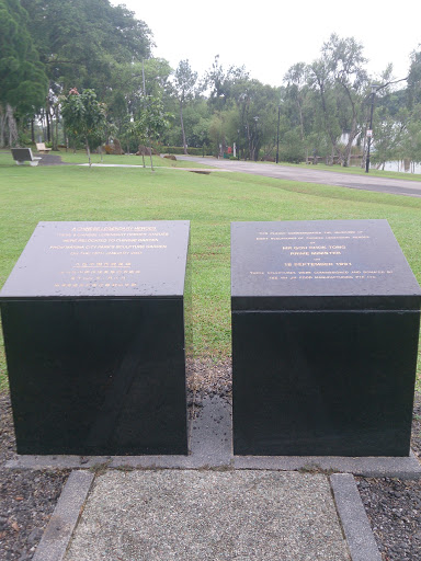 Twin Monument of Legendary Heroes Statues