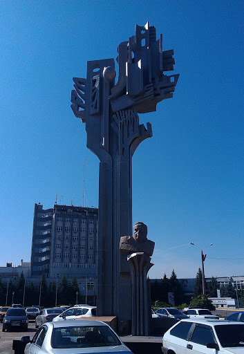 Памятник основателю НГЗ