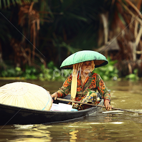 Tetap mengayuh... by Syamsu Hidayat - People Portraits of Women