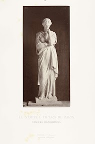 Marmeren beeld van een vrouw in toga.