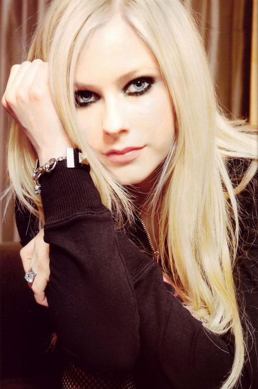 celebrity Avril Lavigne’s Sexy Long Blonde haircuts