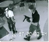 Eric Harris e Dylan Klebold atiram contra colegas e professores no Instituto Columbine – descontrole emocional.